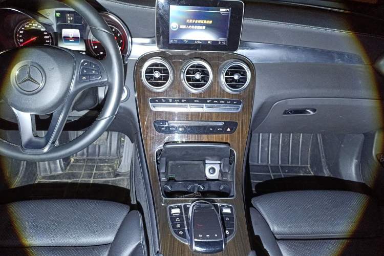 Used Mercedes-Benz GLC 2017 GLC 260 4MATIC Dynamic Edition Audio And AC Panel