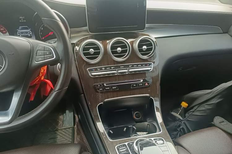 Used Mercedes-Benz GLC 2017 GLC 260 4MATIC Dynamic Edition Audio And AC Panel