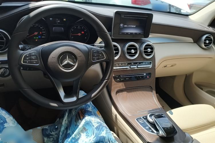 Used Mercedes-Benz GLC 2017 GLC 300 4MATIC Sport Edition Center Console