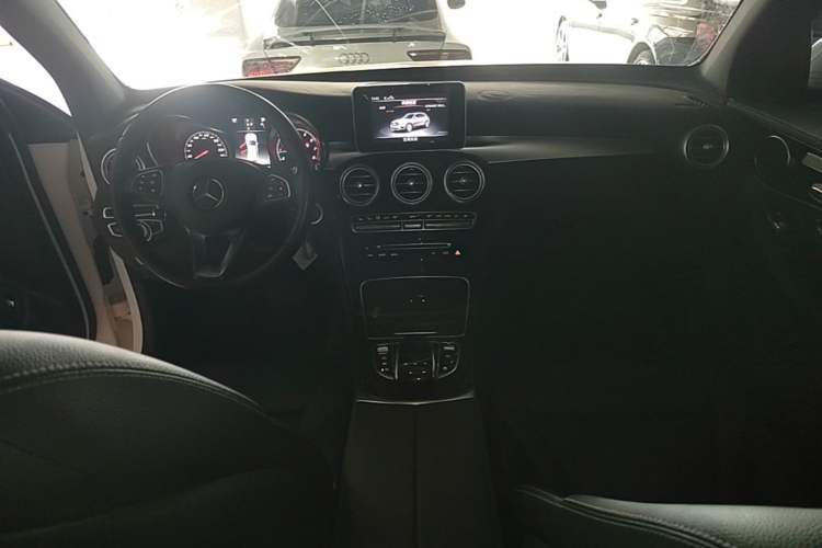 Used Mercedes-Benz GLC 2017 GLC 260 4MATIC Dynamic Edition Center Console