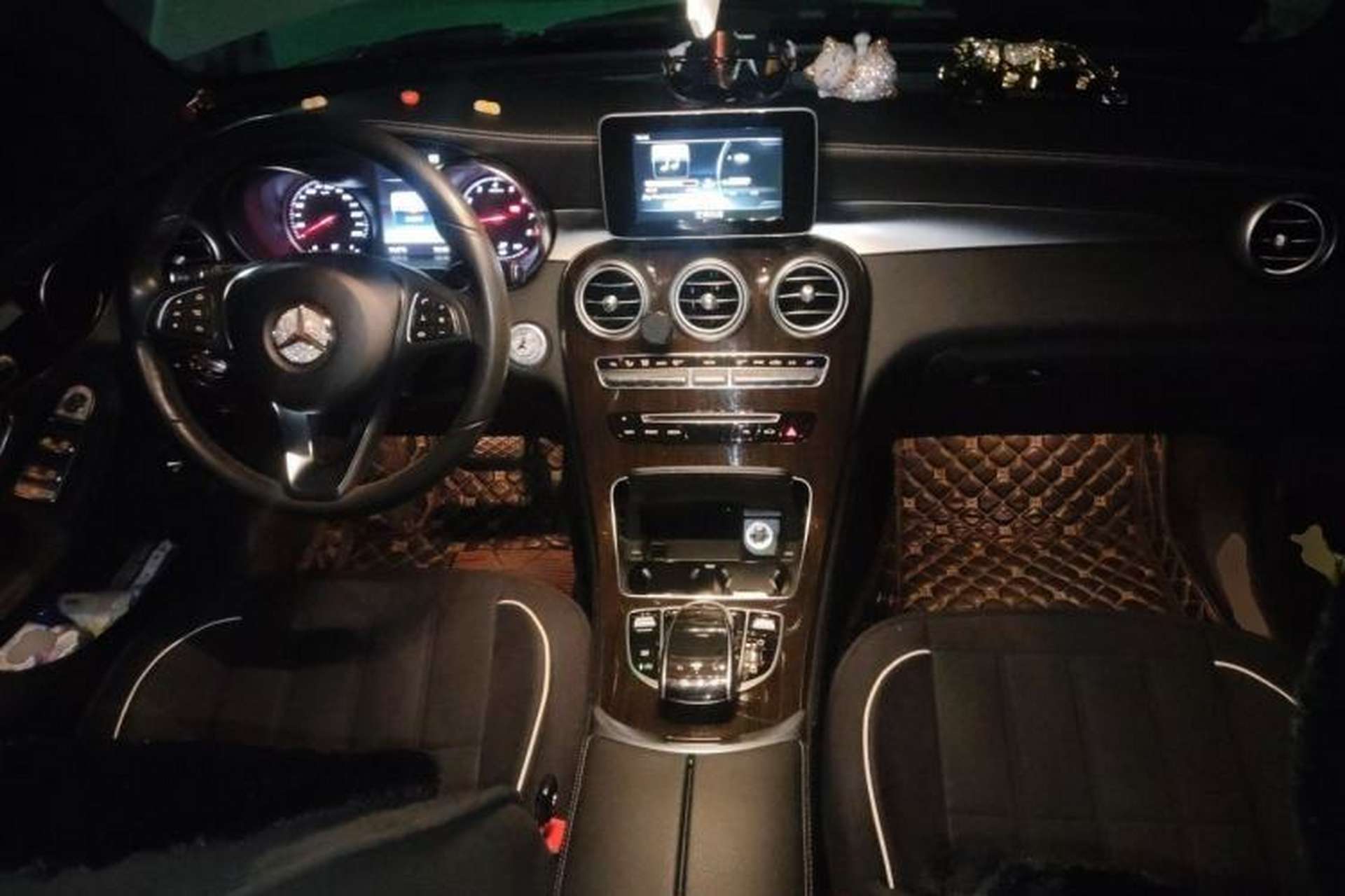 Used Mercedes-Benz GLC 2017 GLC 260 4MATIC Luxury Model Center Console
