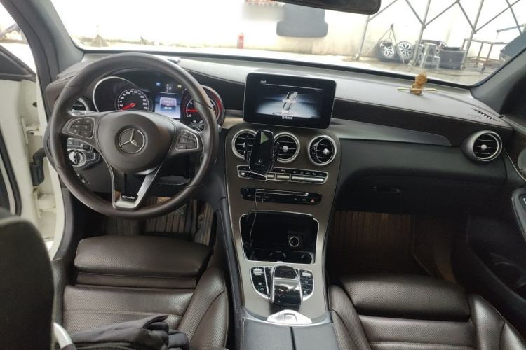 Used Mercedes-Benz GLC 2017 GLC 300 4MATIC Luxury Model Center Console