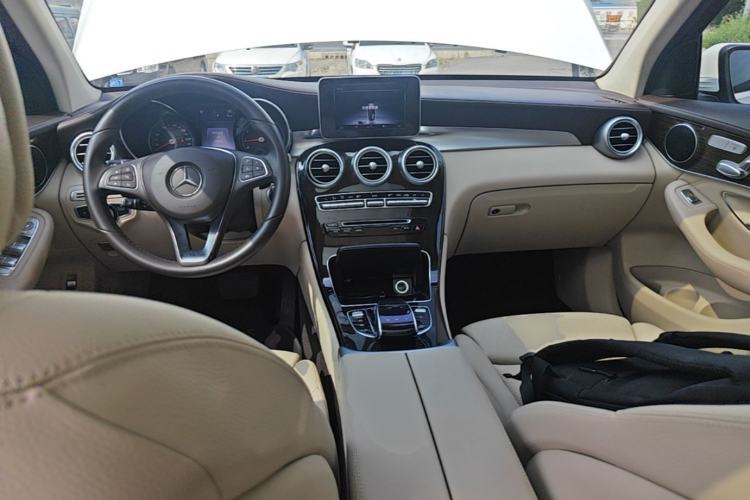 Used Mercedes-Benz GLC 2017 GLC 260 4MATIC Dynamic Edition Center Console