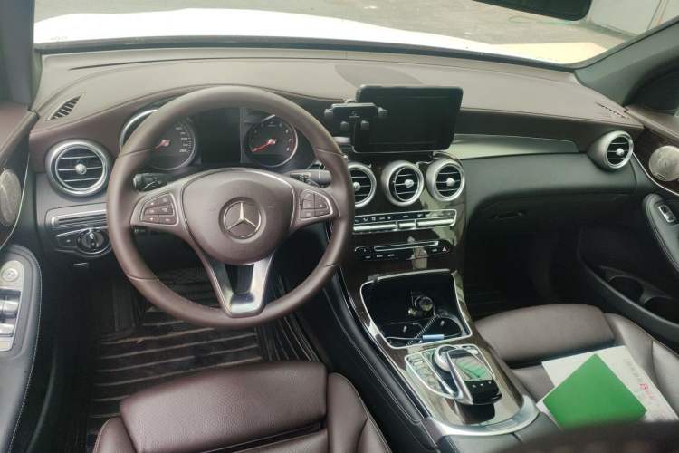 Used Mercedes-Benz GLC 2017 GLC 260 4MATIC Dynamic Edition Center Console