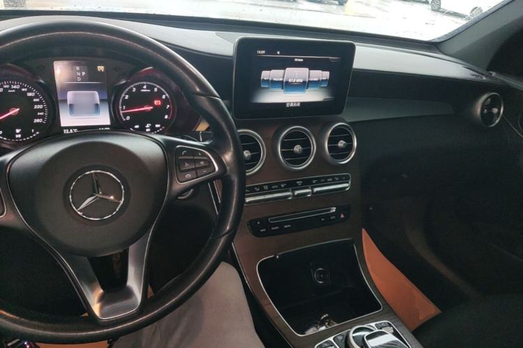 Used Mercedes-Benz GLC 2017 GLC 300 4MATIC Luxury Model Center Console