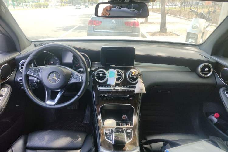 Used Mercedes-Benz GLC 2017 GLC 260 4MATIC Dynamic Edition Center Console