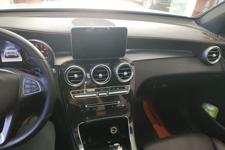 Used Mercedes-Benz GLC 2017 GLC 260 4MATIC Dynamic Edition Center Console
