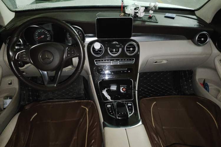 Used Mercedes-Benz GLC 2017 GLC 260 4MATIC Dynamic Edition Center Console