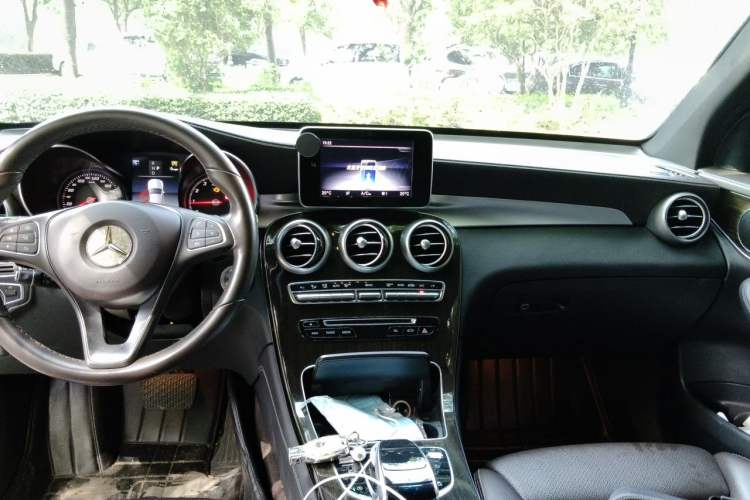 Used Mercedes-Benz GLC 2017 GLC 260 4MATIC Dynamic Edition Center Console
