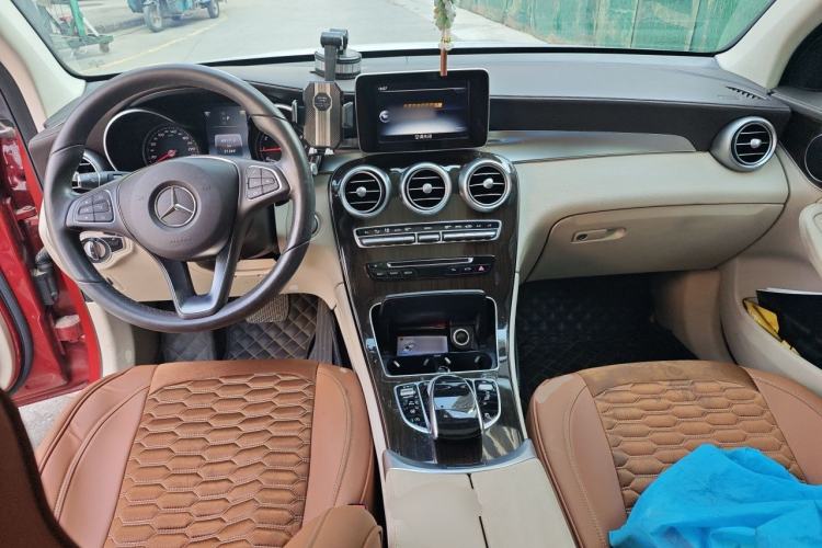 Used Mercedes-Benz GLC 2017 GLC 260 4MATIC Dynamic Edition Center Console