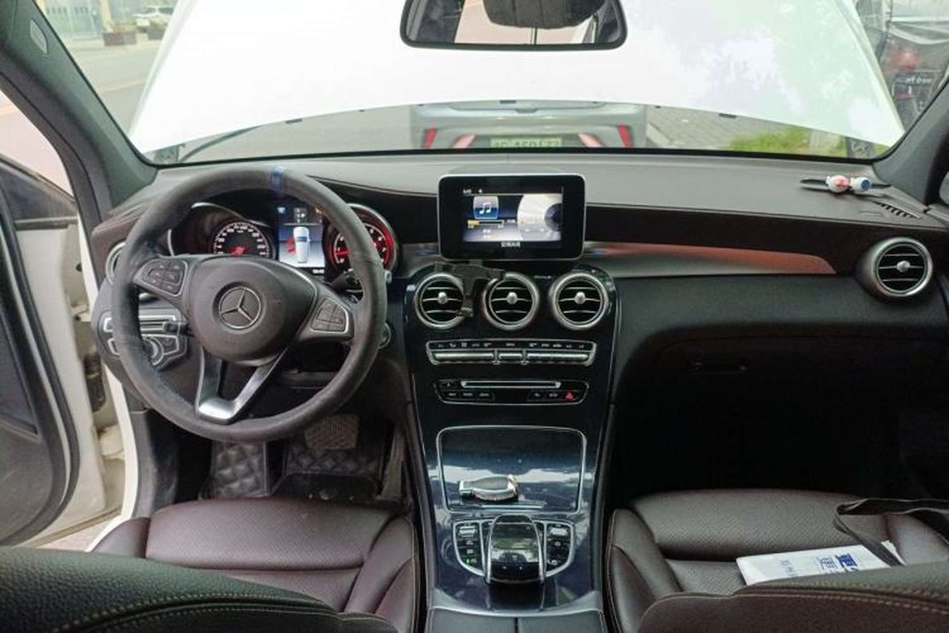 Used Mercedes-Benz GLC 2017 GLC 260 4MATIC Dynamic Edition Center Console