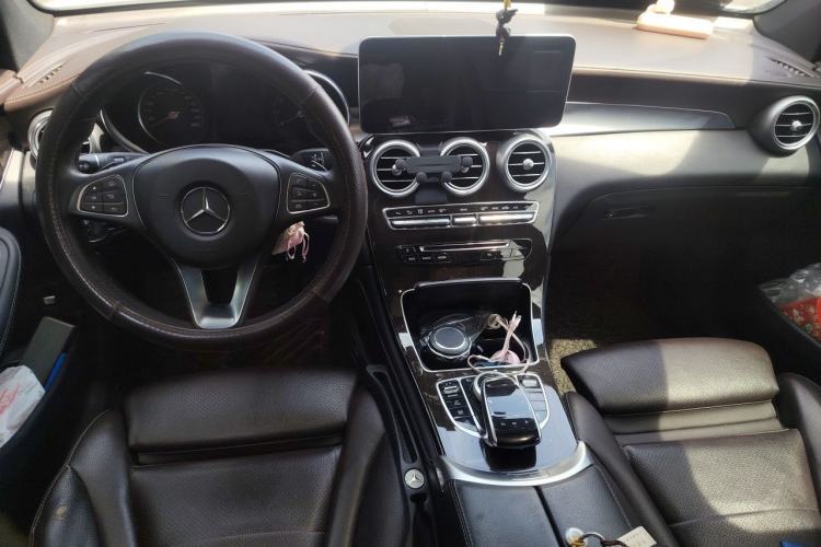 Used Mercedes-Benz GLC 2017 GLC 260 4MATIC Dynamic Edition Center Console