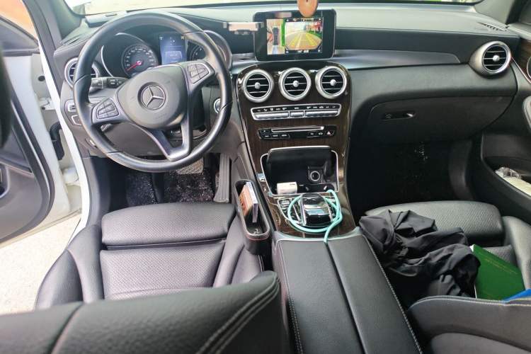 Used Mercedes-Benz GLC 2017 GLC 260 4MATIC Dynamic Edition Center Console