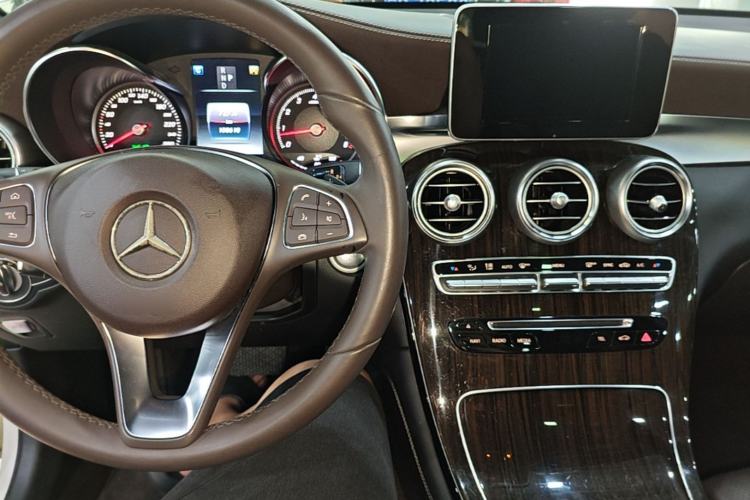 Used Mercedes-Benz GLC 2017 GLC 260 4MATIC Luxury Model Center Console