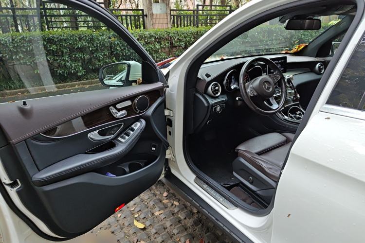 Used Mercedes-Benz GLC 2017 GLC 260 4MATIC Dynamic Edition Driver Seat
