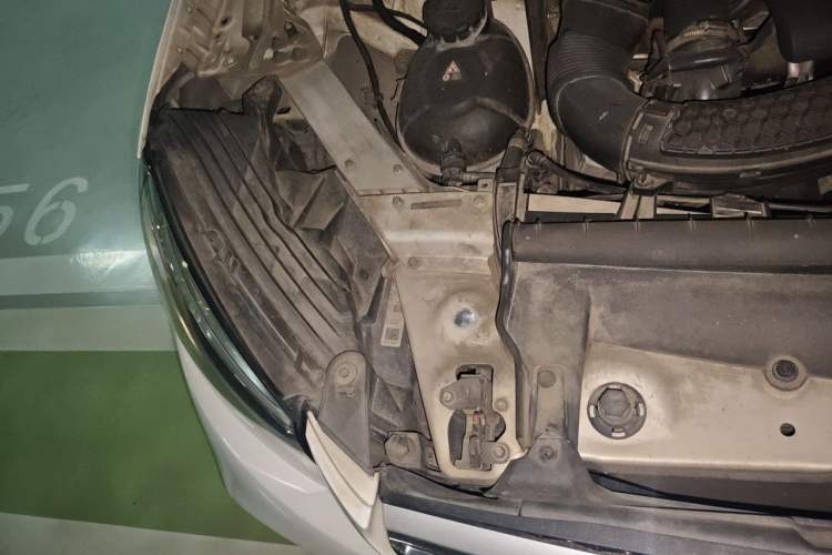Used Mercedes-Benz GLC 2017 GLC 260 4MATIC Luxury Model Engine Bay Right
