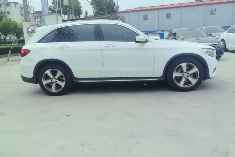 Used Mercedes-Benz GLC 2017 GLC 300 4MATIC Sport Edition Exterior 2