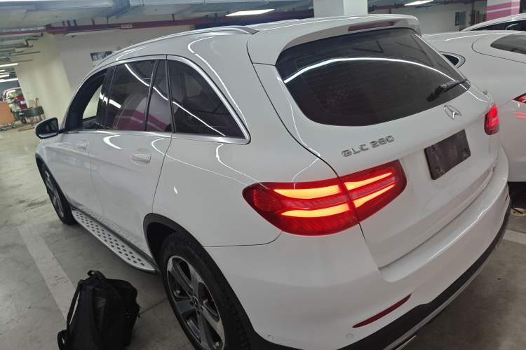 Used Mercedes-Benz GLC 2017 GLC 260 4MATIC Luxury Model Exterior 2