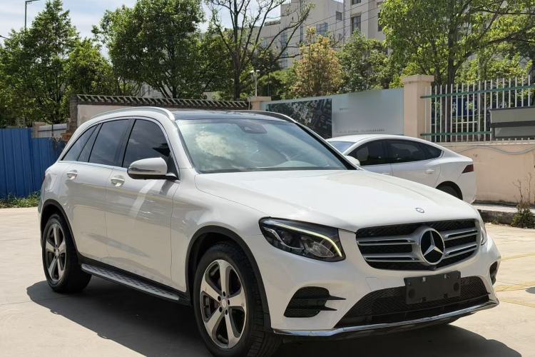 Used Mercedes-Benz GLC 2017 GLC 260 4MATIC Luxury Model Exterior 2