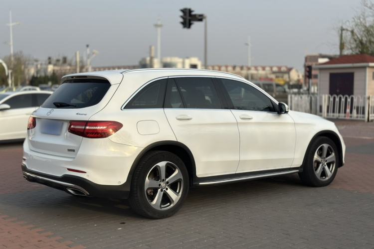 Used Mercedes-Benz GLC 2017 GLC 260 4MATIC Luxury Model Exterior 2
