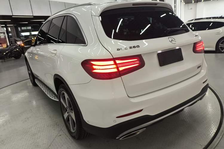 Used Mercedes-Benz GLC 2017 GLC 260 4MATIC Luxury Model Exterior 2