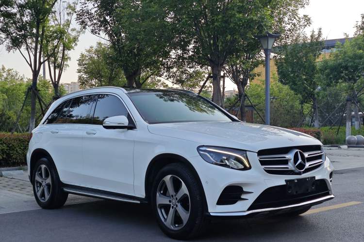 Used Mercedes-Benz GLC 2017 GLC 260 4MATIC Luxury Model Exterior 2