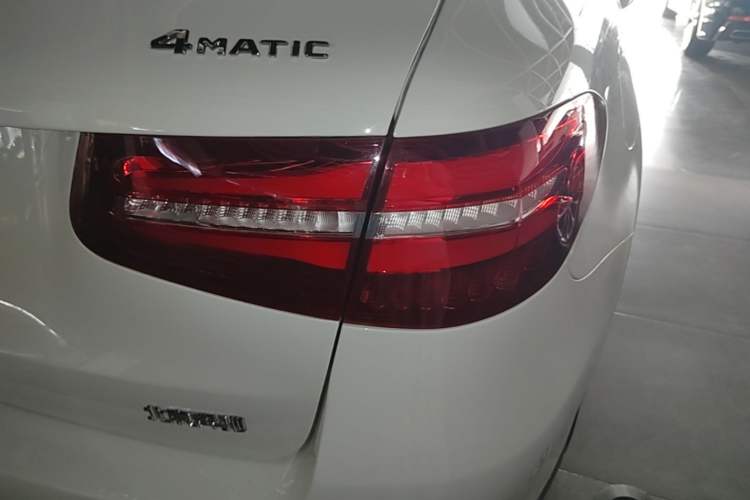 Used Mercedes-Benz GLC 2017 GLC 260 4MATIC Dynamic Edition Exterior 3