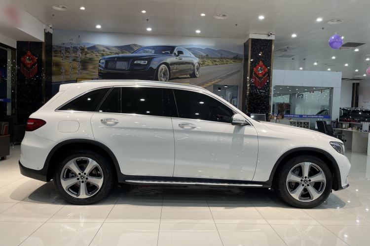Used Mercedes-Benz GLC 2017 GLC 260 4MATIC Luxury Model Exterior 3