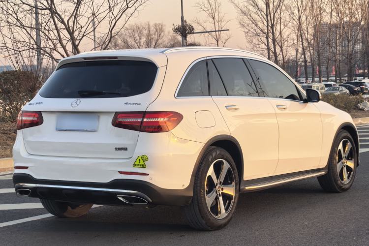 Used Mercedes-Benz GLC 2017 GLC 260 4MATIC Luxury Model Exterior 3