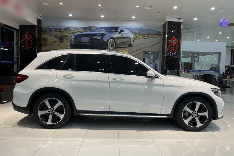 Used Mercedes-Benz GLC 2017 GLC 260 4MATIC Luxury Model Exterior 3