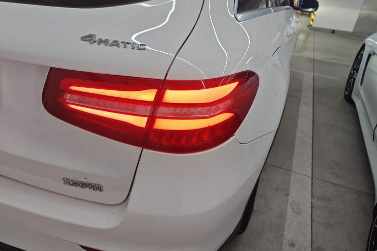 Used Mercedes-Benz GLC 2017 GLC 260 4MATIC Luxury Model Exterior 3