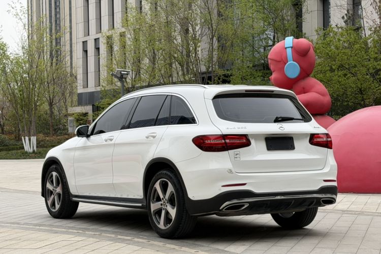 Used Mercedes-Benz GLC 2017 GLC 260 4MATIC Luxury Model Exterior 3