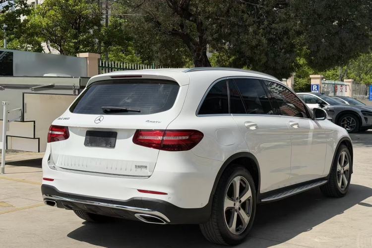 Used Mercedes-Benz GLC 2017 GLC 260 4MATIC Luxury Model Exterior 3