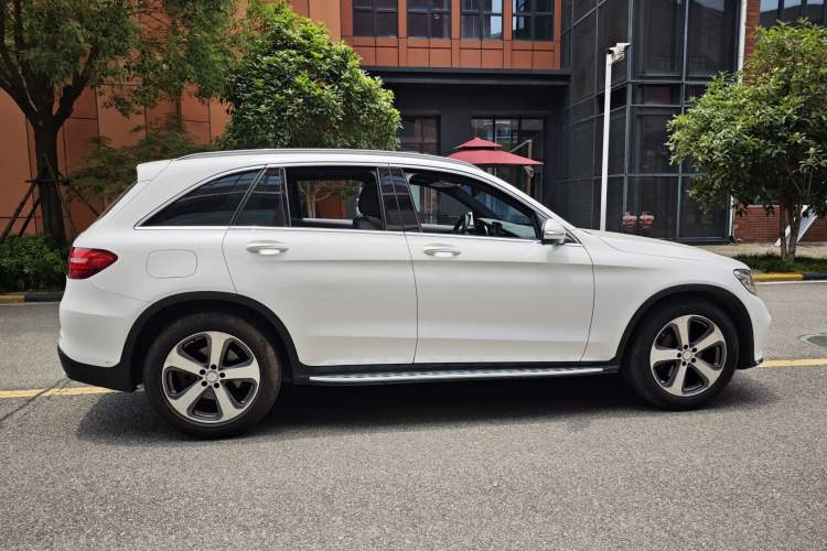Used Mercedes-Benz GLC 2017 GLC 300 4MATIC Sport Edition Exterior 3