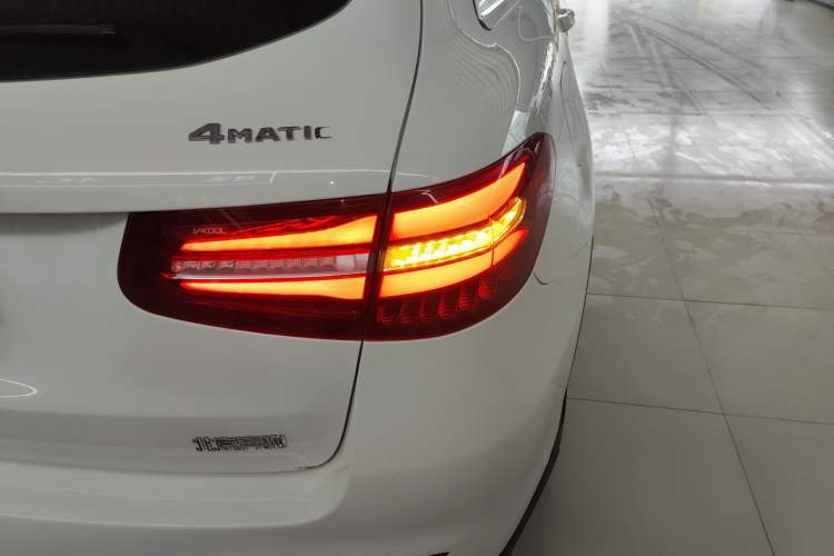 Used Mercedes-Benz GLC 2017 GLC 260 4MATIC Dynamic Edition Exterior 3