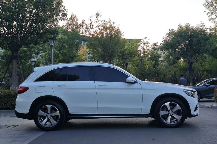 Used Mercedes-Benz GLC 2017 GLC 260 4MATIC Luxury Model Exterior 3