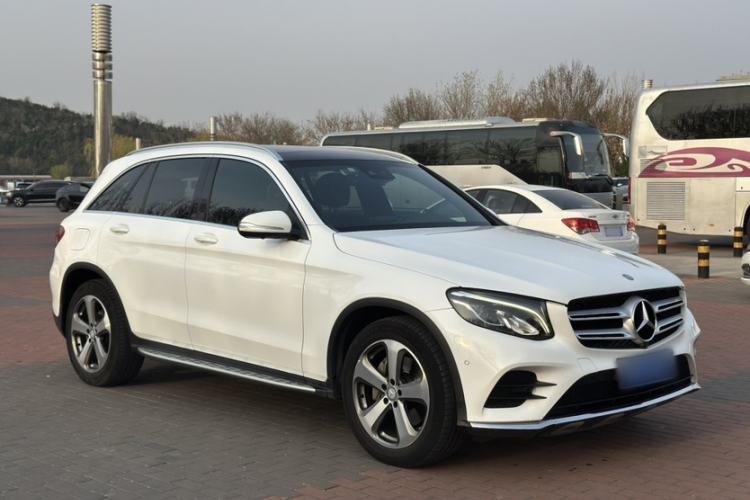 Used Mercedes-Benz GLC 2017 GLC 260 4MATIC Luxury Model Exterior 4