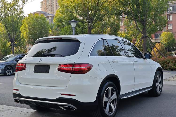 Used Mercedes-Benz GLC 2017 GLC 260 4MATIC Luxury Model Exterior 4
