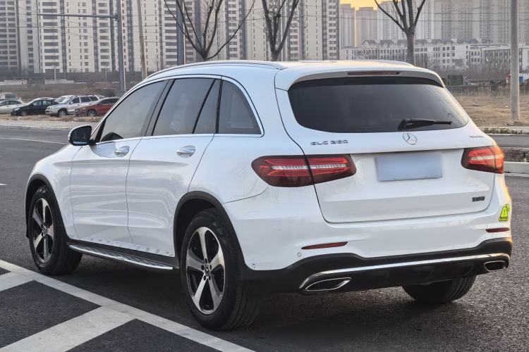 Used Mercedes-Benz GLC 2017 GLC 260 4MATIC Luxury Model Exterior 5
