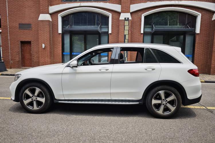 Used Mercedes-Benz GLC 2017 GLC 300 4MATIC Sport Edition Exterior 7