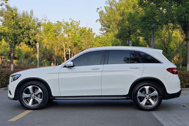 Used Mercedes-Benz GLC 2017 GLC 260 4MATIC Luxury Model Exterior 7
