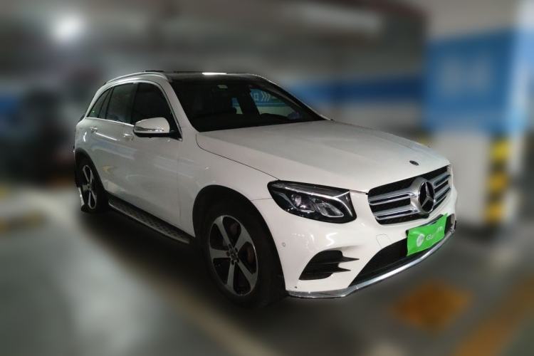 Used Mercedes-Benz GLC 2017 GLC 260 4MATIC Luxury Model Front Right 45 Deg