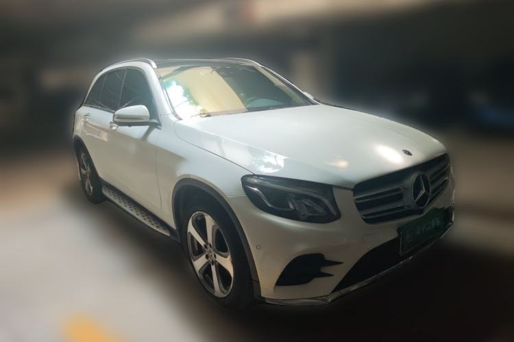 Used Mercedes-Benz GLC 2017 GLC 260 4MATIC Luxury Model Front Right 45 Deg