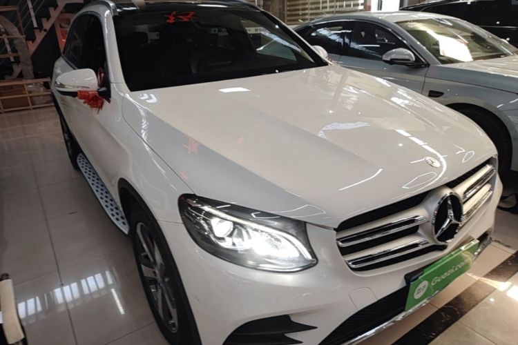 Used Mercedes-Benz GLC 2017 GLC 260 4MATIC Luxury Model Front Right 45 Deg