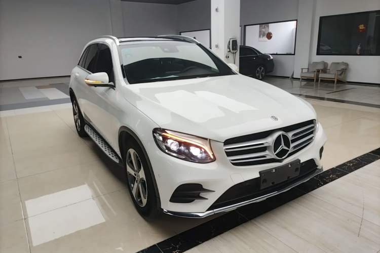 Used Mercedes-Benz GLC 2017 GLC 300 4MATIC Sport Edition Front Right 45 Deg