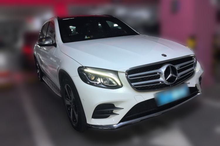 Used Mercedes-Benz GLC 2017 GLC 260 4MATIC Luxury Model Front Right 45 Deg