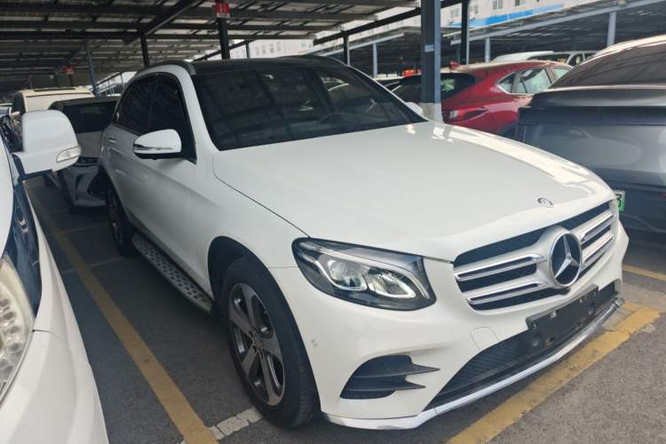 Used Mercedes-Benz GLC 2017 GLC 260 4MATIC Luxury Model Front Right 45 Deg