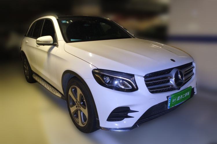 Used Mercedes-Benz GLC 2017 GLC 260 4MATIC Luxury Model Front Right 45 Deg