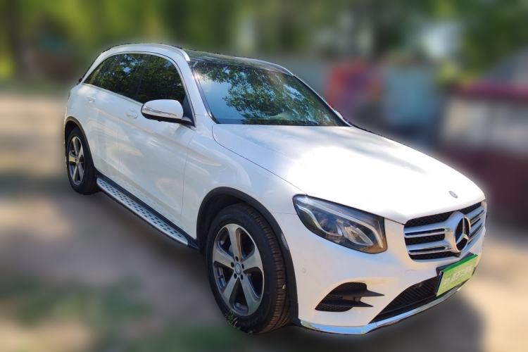 Used Mercedes-Benz GLC 2017 GLC 260 4MATIC Luxury Model Front Right 45 Deg