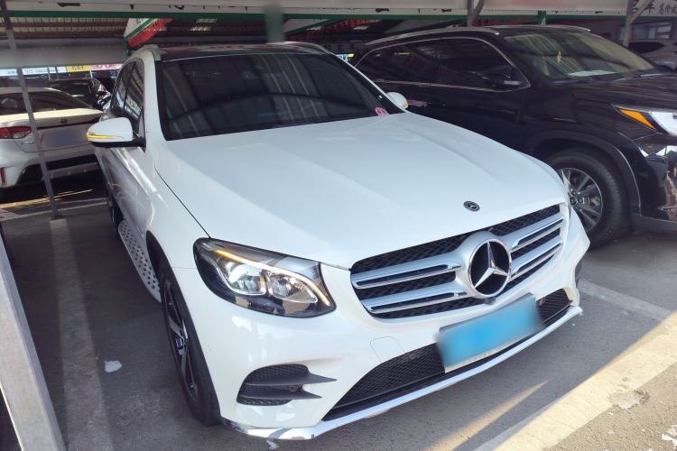 Used Mercedes-Benz GLC 2017 GLC 260 4MATIC Luxury Model Front Right 45 Deg